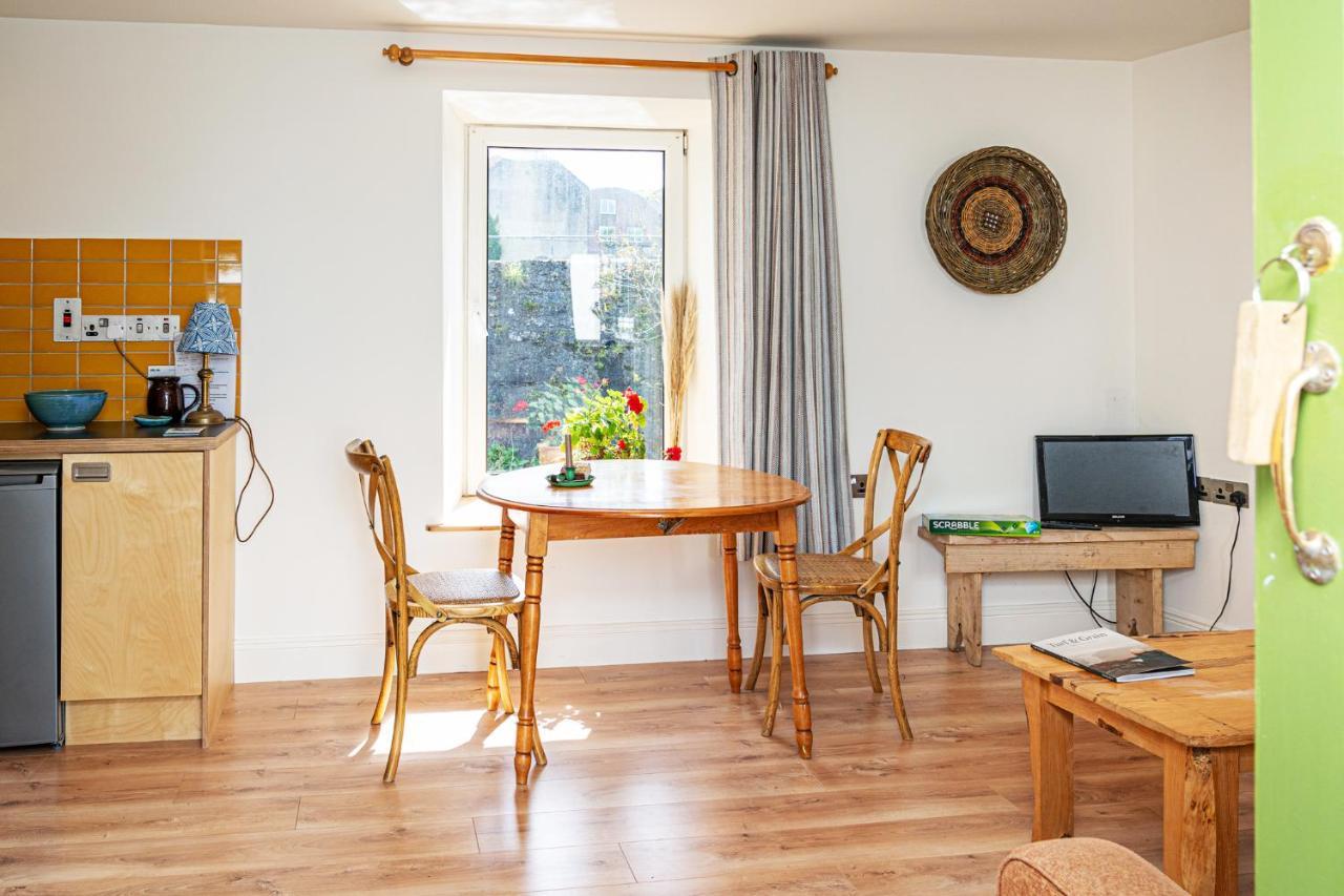The Roost Apartment Westport Ngoại thất bức ảnh
