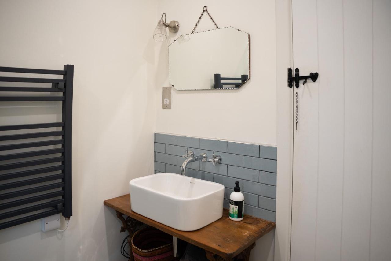 The Roost Apartment Westport Ngoại thất bức ảnh