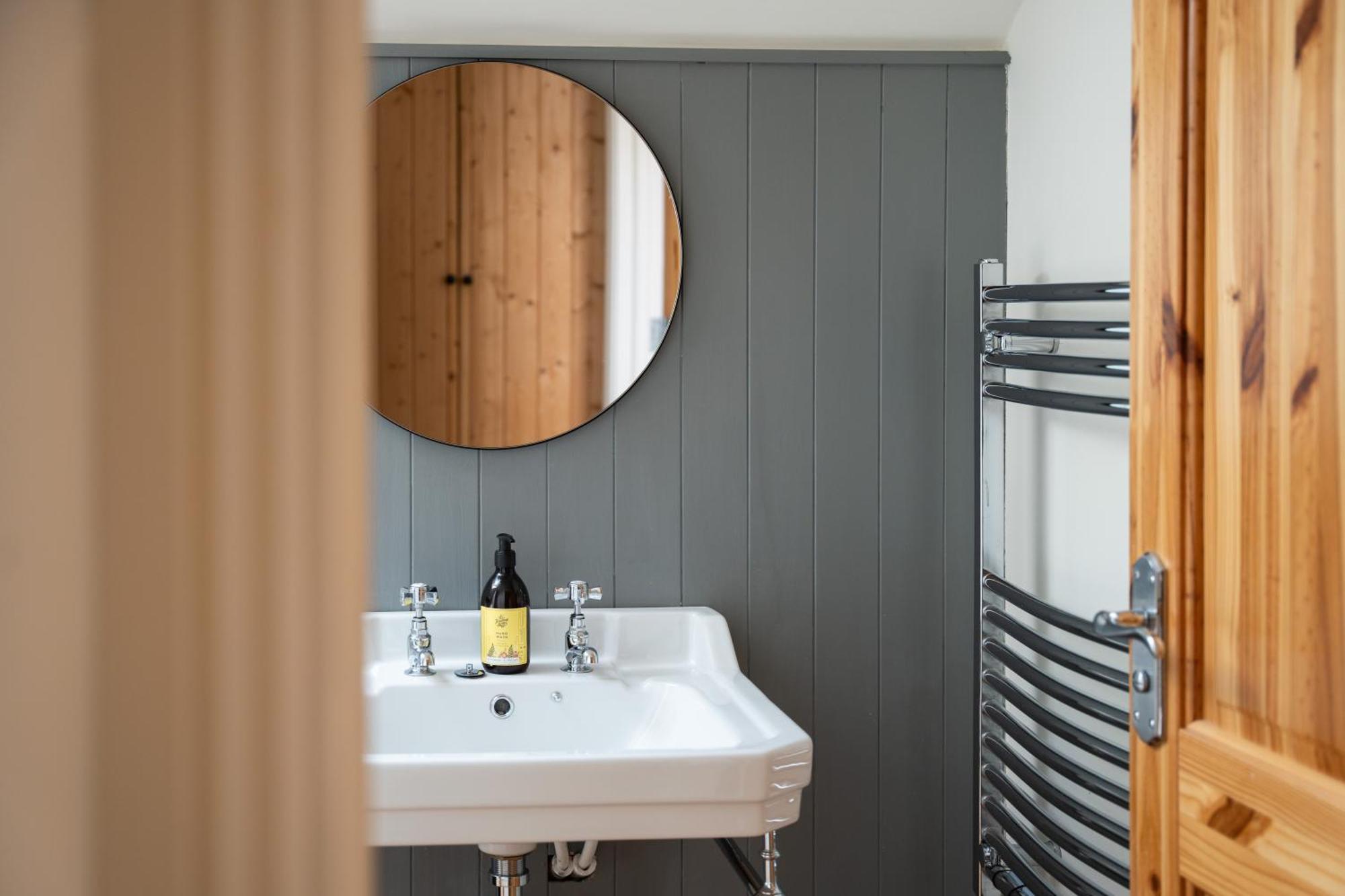 The Roost Apartment Westport Ngoại thất bức ảnh
